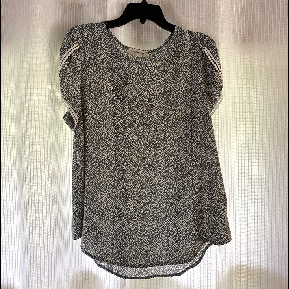 Women’s XL blue and white patterned short sleeve blouse. Never worn.